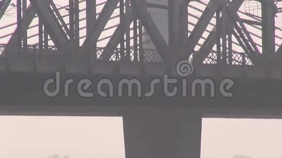 印度Colcata的Hoogly河大桥视频的预览图