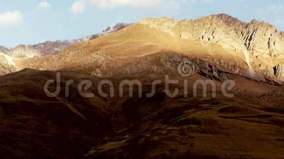 高加索山脉在多云的晴天视频的预览图