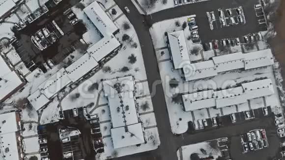 冬天的道路覆盖着雪街和房子视频的预览图