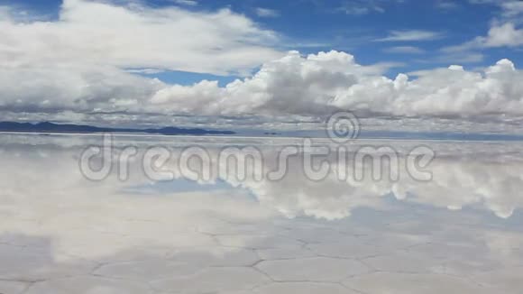 乌尤尼沙拉湖水层很薄视频的预览图