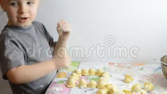 母亲和女儿一起用肉做饺子使面团变平视频的预览图