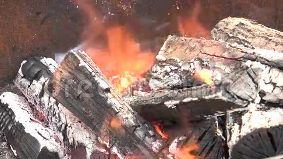 燃烧煤炭关闭红热煤在炉子里发光4K超高清超高清视频的预览图