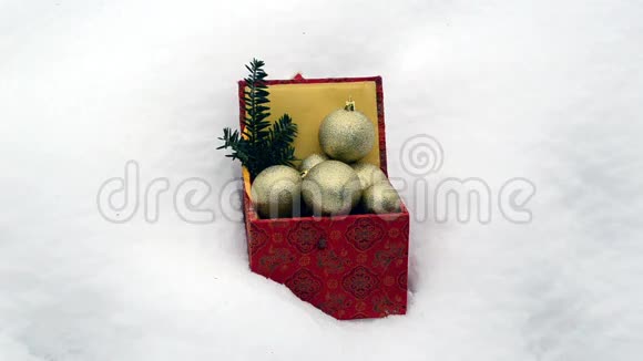 圣诞树玩具复古彩盒冬天雪手视频的预览图