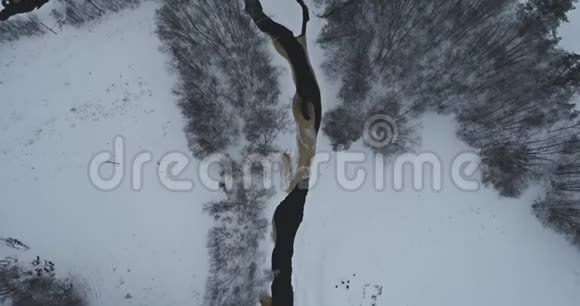 空中镜头冬天飞在河上视频的预览图