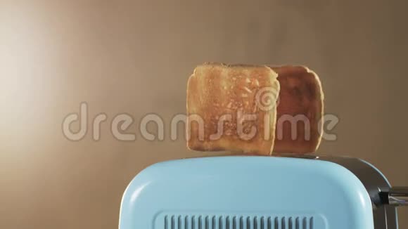两个面包从电动烤面包机中跳出来视频的预览图
