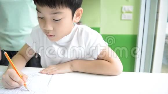 亚洲妈妈正在帮她儿子做学校的家庭作业视频的预览图