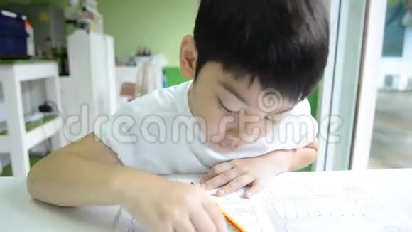 亚洲孩子用铅笔做学校的作业视频的预览图