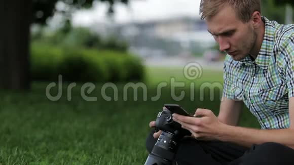 年轻人在专业数码单反相机前拍照视频的预览图