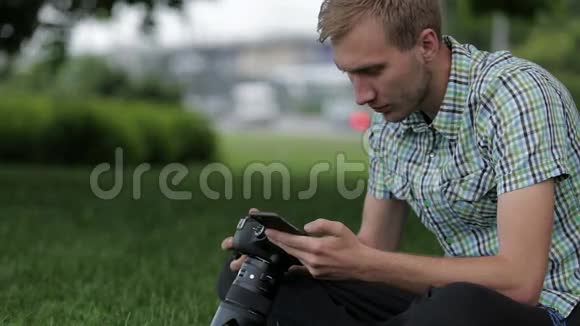 年轻人在专业数码单反相机前拍照视频的预览图