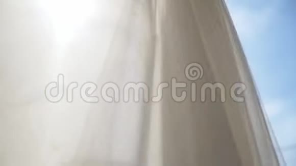 新娘抚摸她的裙子视频的预览图