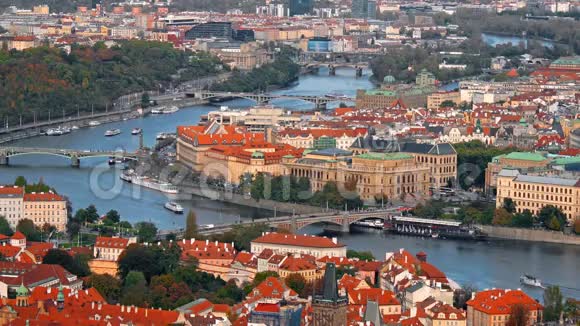 在捷克布拉格旧城镇建筑与红色屋顶的鸟瞰伏尔塔瓦河旧城镇全景视频的预览图