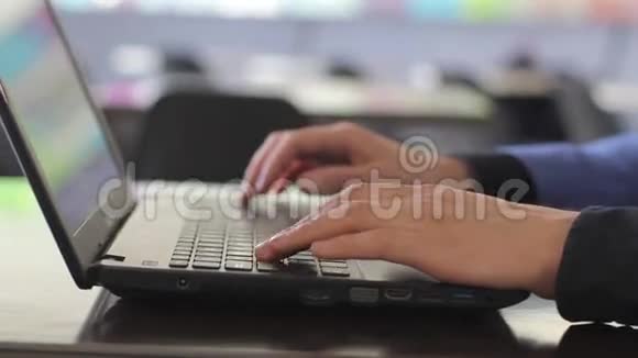 年轻商人在咖啡馆里工作电脑视频的预览图
