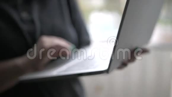 一个拿着笔记本电脑工作的女孩的手视频的预览图