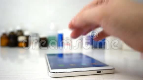 人类用平板电脑与医疗视频的预览图