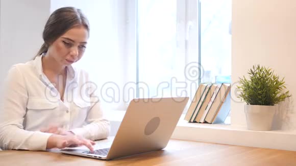 年轻女孩在笔记本电脑工作时因丢失而心烦意乱视频的预览图