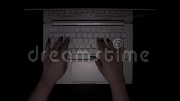 漂亮的女性手在手提电脑键盘上打字视频的预览图