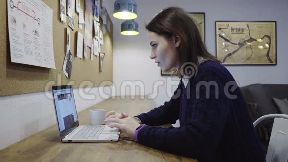 在办公室用笔记本电脑的女人视频的预览图