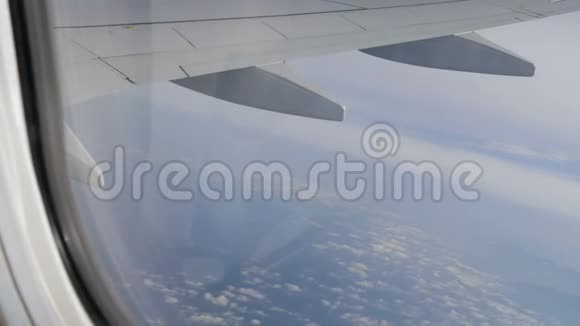 飞机的翅膀飞过美丽的云彩从窗口查看视频的预览图
