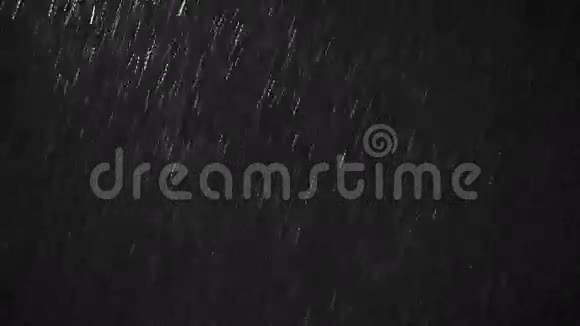 雪花飘落在黑色背景下的阿尔法视频的预览图