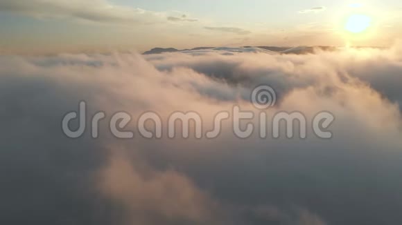 在黄昏或黎明时飞过云层在阳光下在粉红色的云彩中飞翔空中观景北高加索视频的预览图
