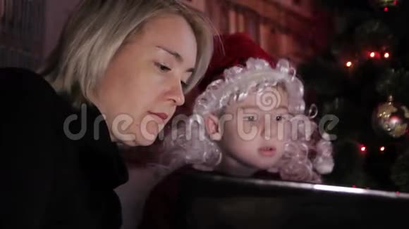 妈妈和儿子在圣诞节玩笔记本电脑视频的预览图