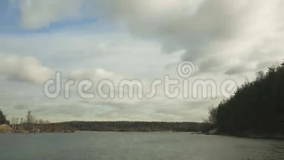 森林湖上空的云时间流逝视频的预览图