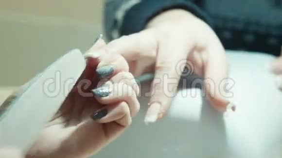 美甲治疗指甲油工艺视频的预览图