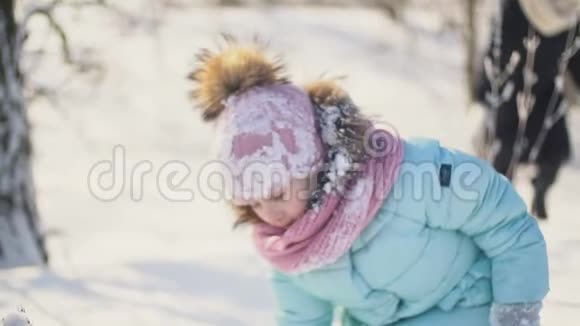 女孩在玩雪视频的预览图