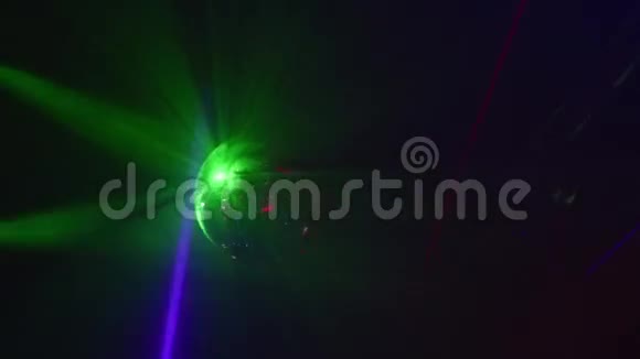 灯光在缓慢的运动中反射迪斯科舞厅视频的预览图