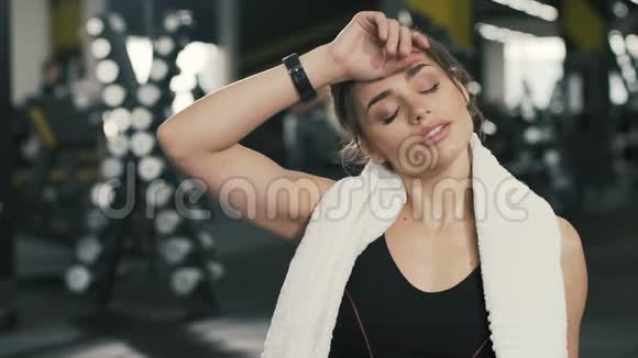 吸引人的年轻女孩在健身房背景下摆姿势视频的预览图