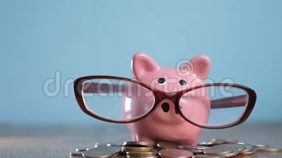 带眼镜的小猪银行会计金融家概念堆积如山的钱增加了钱和储蓄罐概念视频的预览图