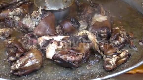 用金属锅煮烤猪肉视频的预览图