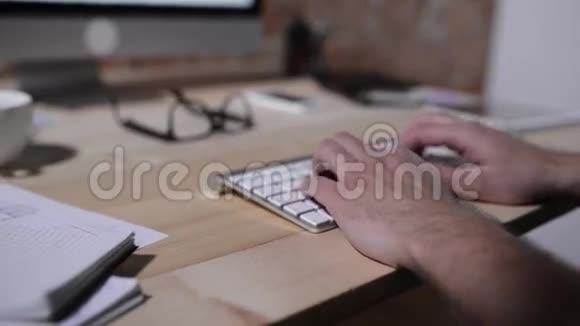 无法辨认的人在家工作在电脑键盘上写字视频的预览图