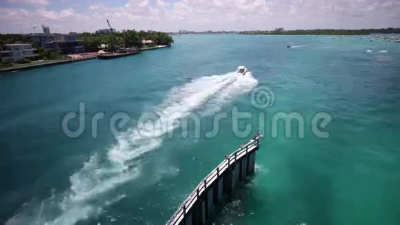 迈阿密海滩夏日海洋海湾通过水上交通4k美国佛罗里达州视频的预览图