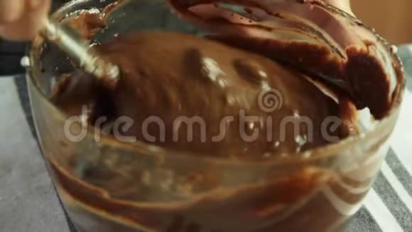 用橘子果冻甜点做巧克力慕斯奶油视频的预览图