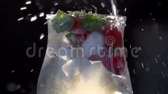 一杯加浆果的冷水视频的预览图
