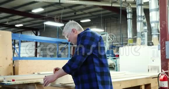 木工在木店工作视频的预览图