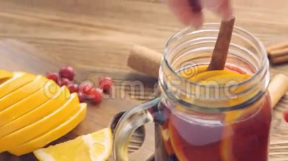 用橙片蔓越莓肉桂覆盖葡萄酒视频的预览图