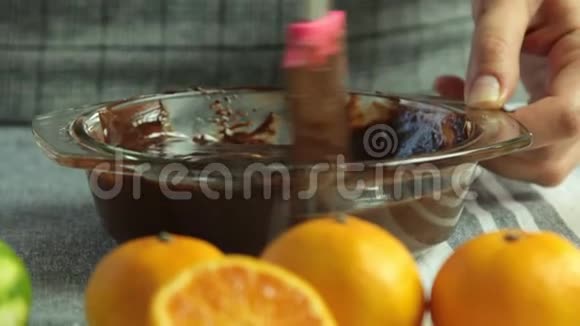 用橘子果冻甜点做巧克力慕斯奶油视频的预览图