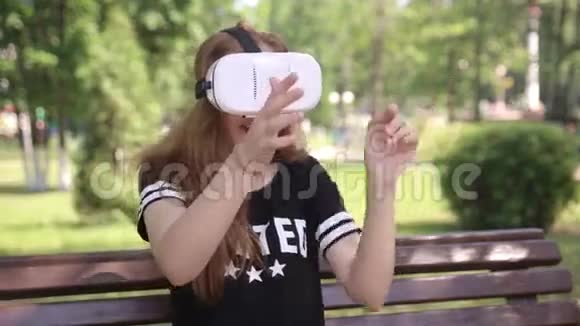 年轻女子玩游戏使用VR头盔智能手机虚拟空间增强现实设备视频的预览图