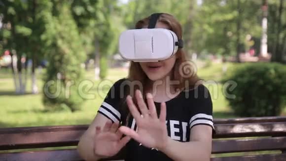 年轻女子玩游戏使用VR头盔智能手机虚拟空间增强现实设备视频的预览图