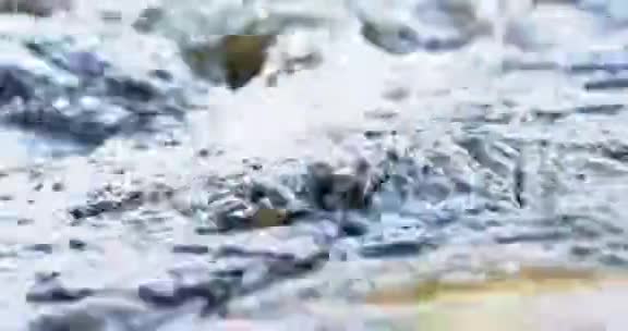 在岩石上悬挂钓竿鱼卷和鱼钩视频的预览图