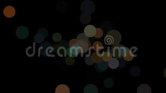大的和小的彩色粒子或气泡漂浮在混乱和闪烁的黑色背景动画视频的预览图