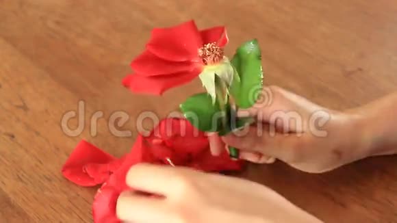 破碎的心女孩采摘玫瑰花瓣视频的预览图