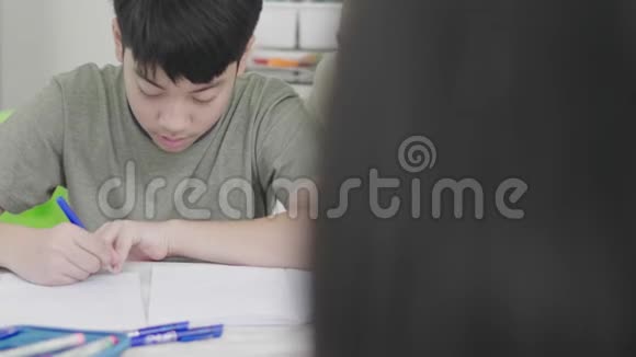 亚洲男孩用平板电脑做作业视频的预览图