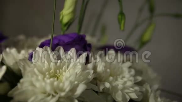 白色菊花的新娘花束视频的预览图