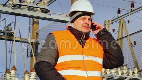 电气工程师在变电站用手机通话视频的预览图