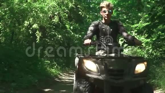 年轻人在森林里驾驶ATV视频的预览图