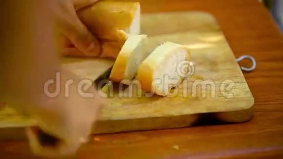 厨师用馅饼西红柿香肠做三明治视频的预览图