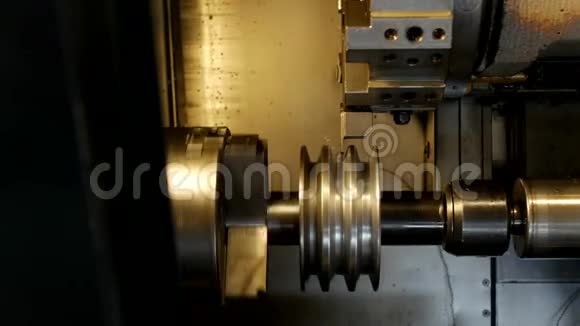 数控车床拉出部分金属工件滑轮现代车床进行金属加工特写金工视频的预览图